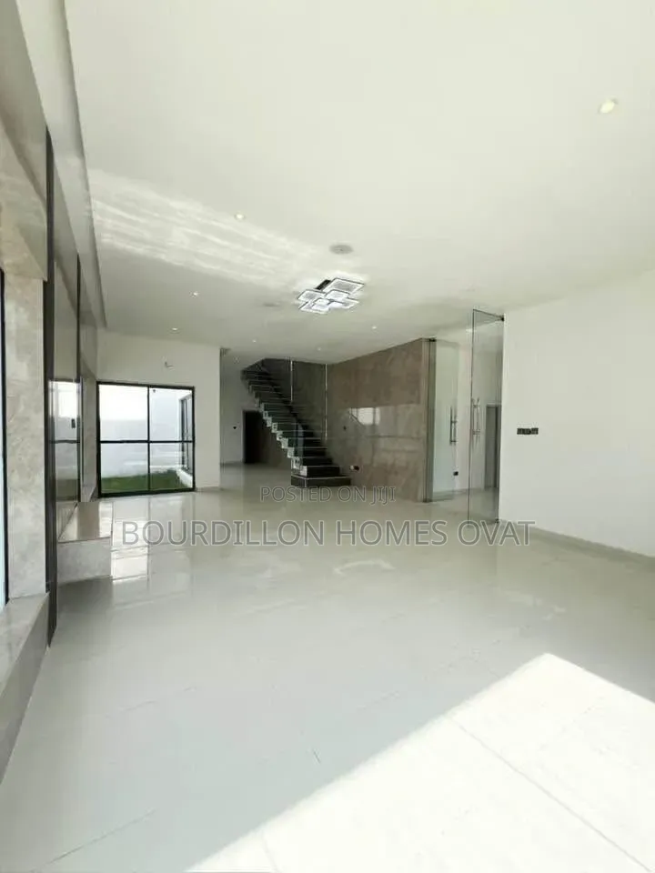 5bdrm Duplex in Megamound Estate for sale