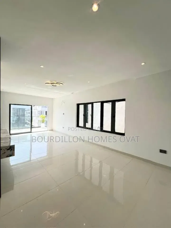 5bdrm Duplex in Megamound Estate for sale