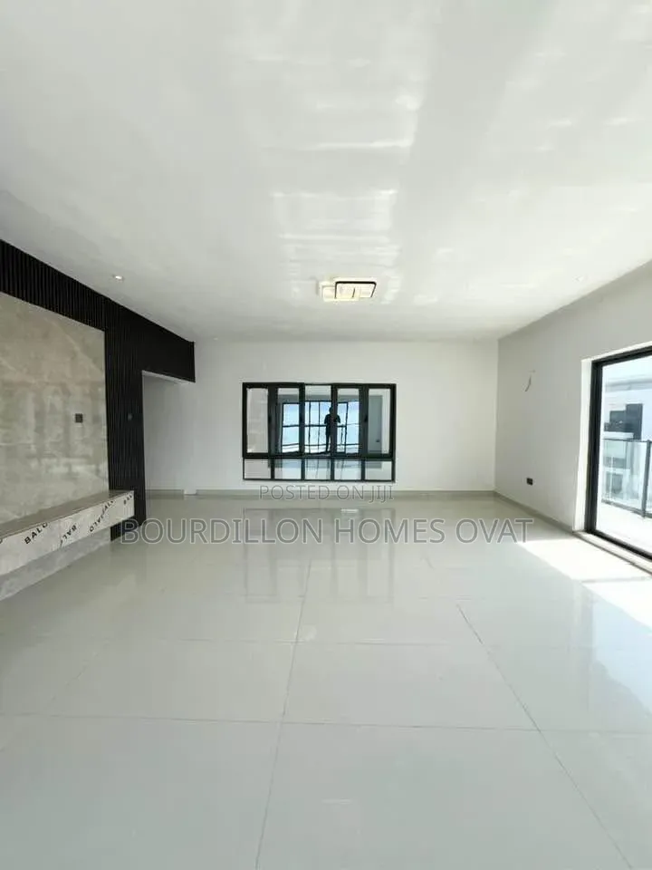 5bdrm Duplex in Megamound Estate for sale