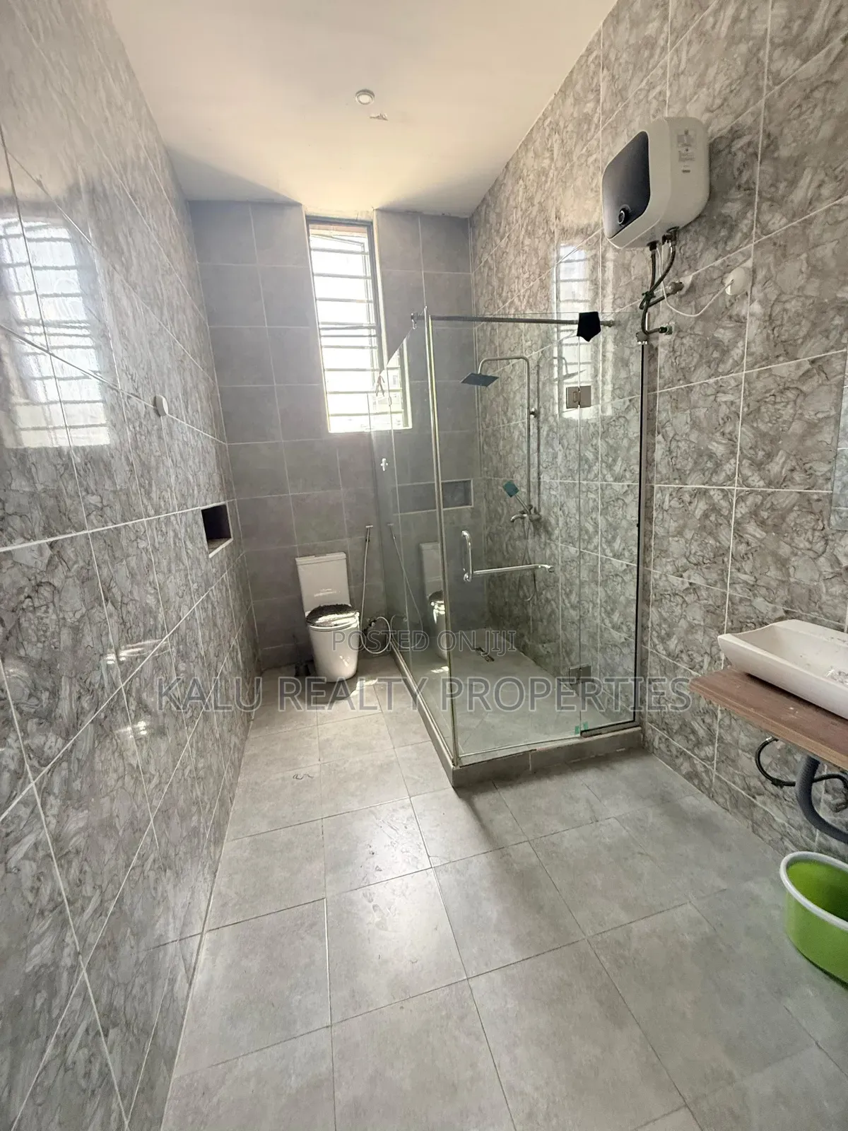 5bdrm Duplex in Ikota for rent