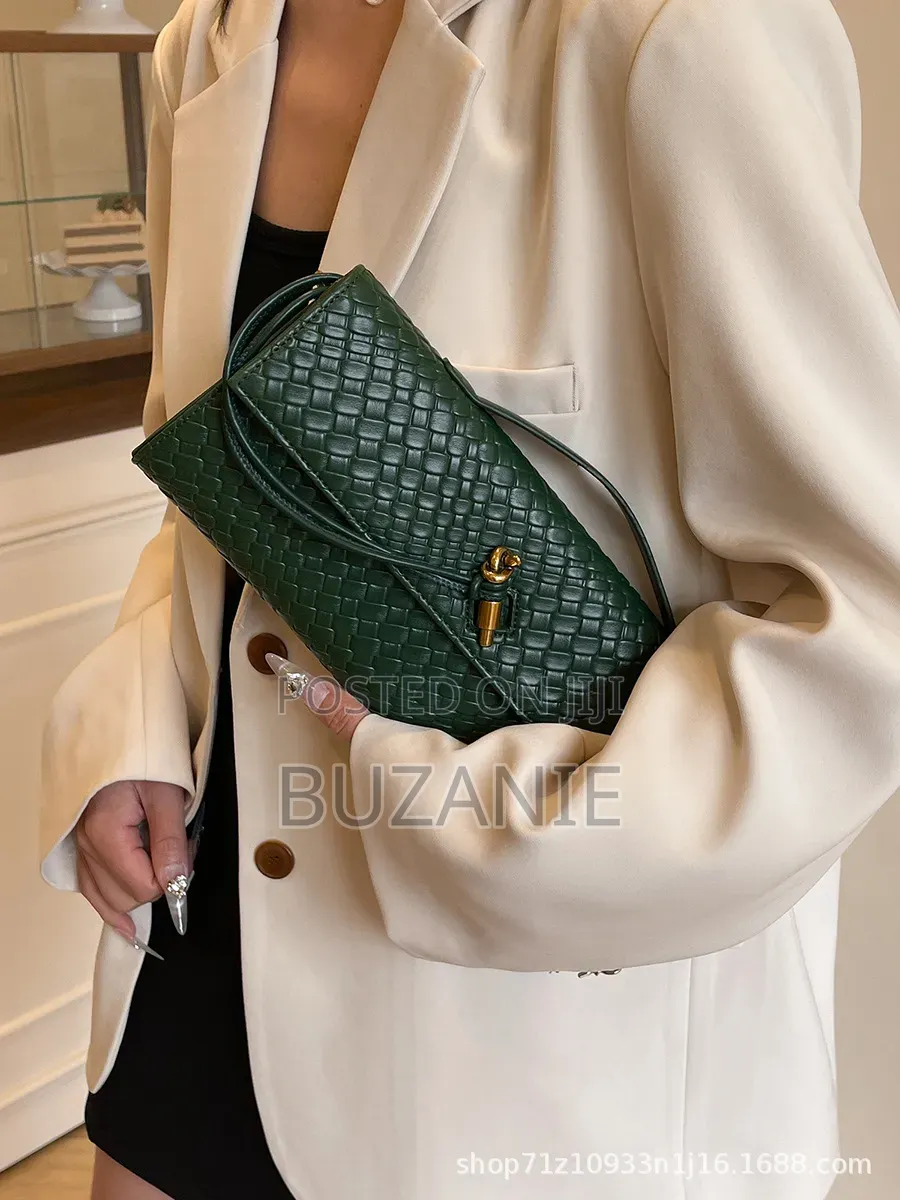 Luxury Woven Baguette Bag – Emerald Green Gold Ladies Bag