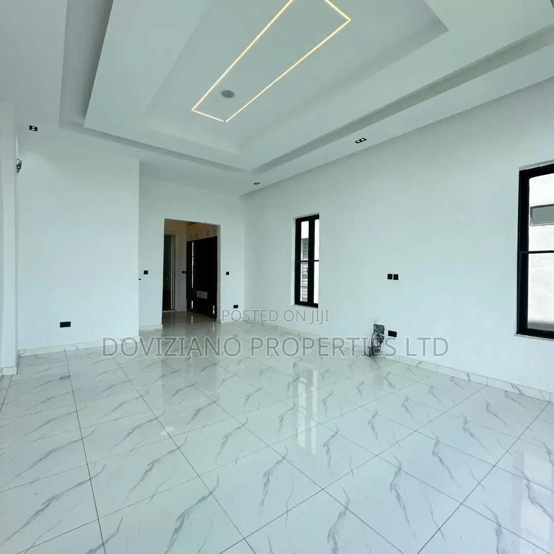 5bdrm Duplex in Ikota for sale