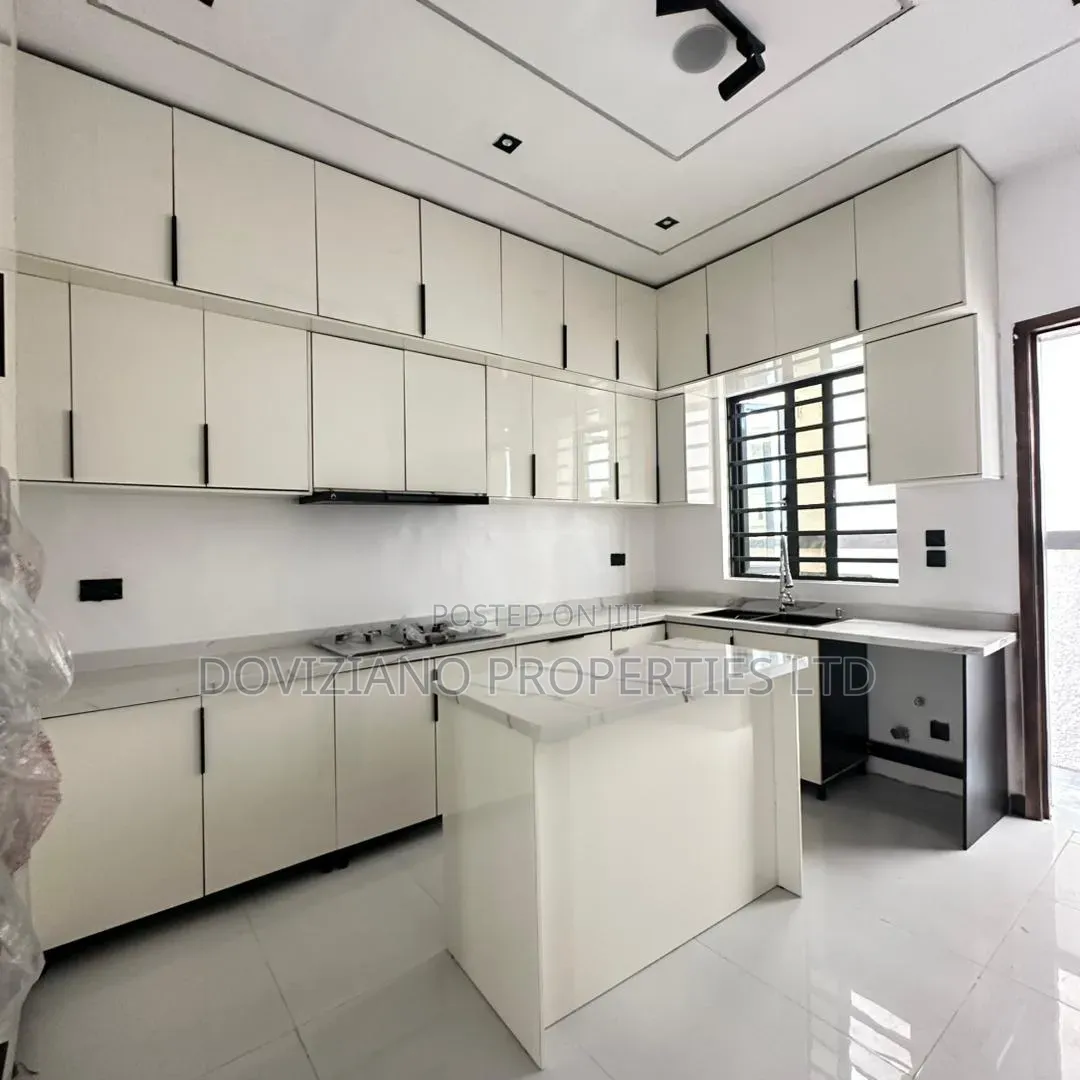 5bdrm Duplex in Ologolo for sale