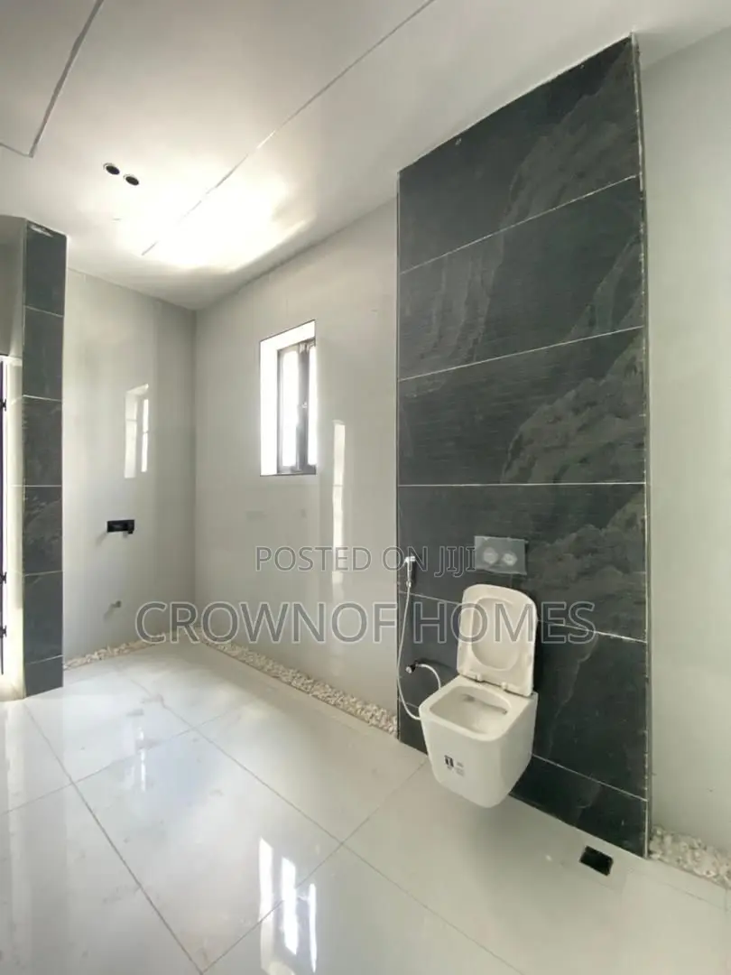5bdrm Duplex in Ikota for sale
