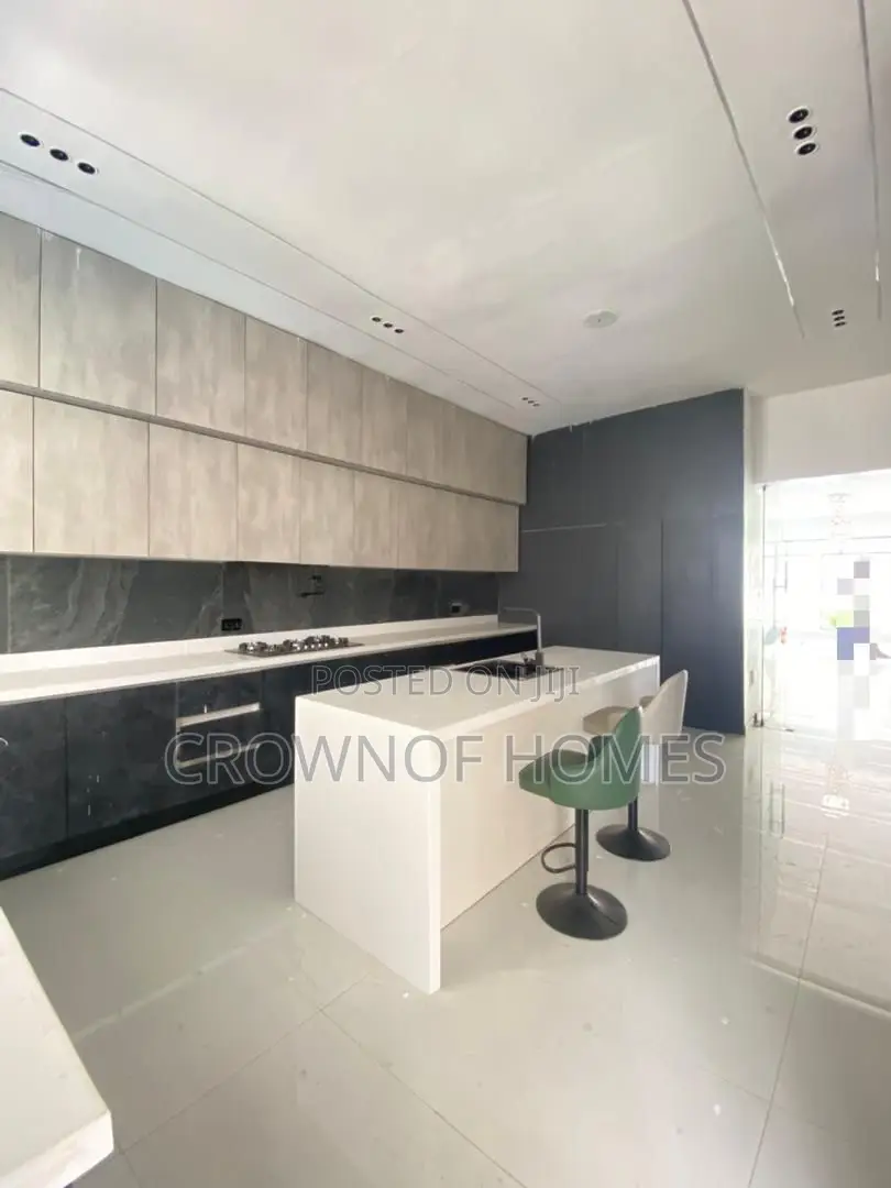 5bdrm Duplex in Ikota for sale