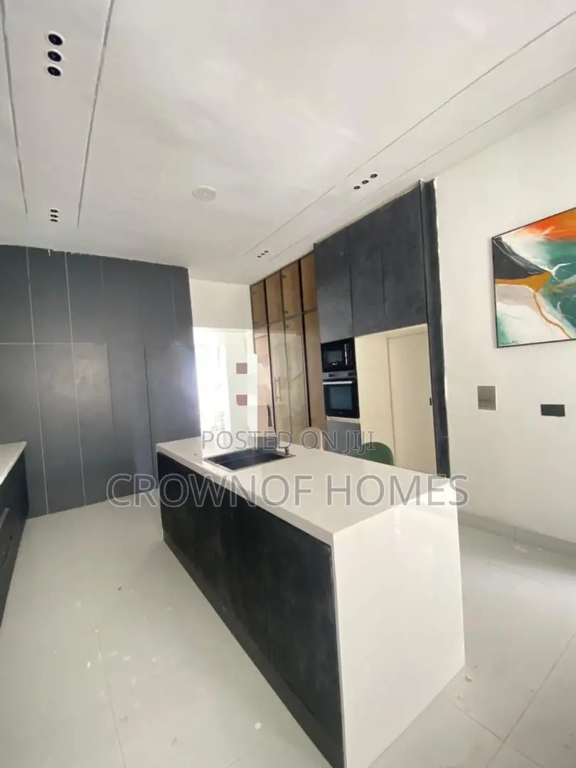 5bdrm Duplex in Ikota for sale