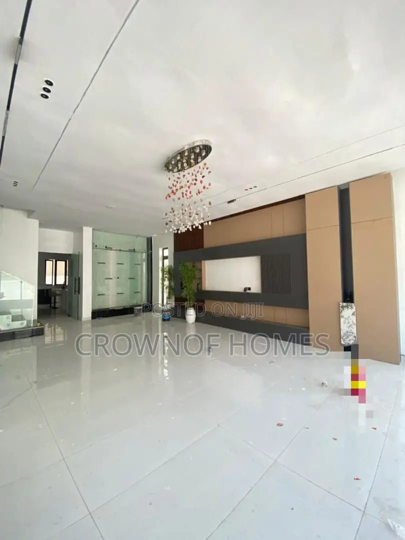 5bdrm Duplex in Ikota for sale