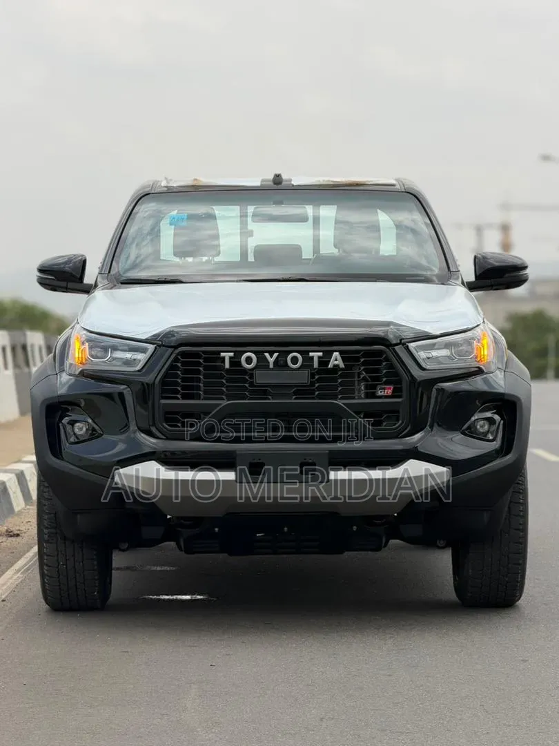 New Toyota Hilux 2025 Black