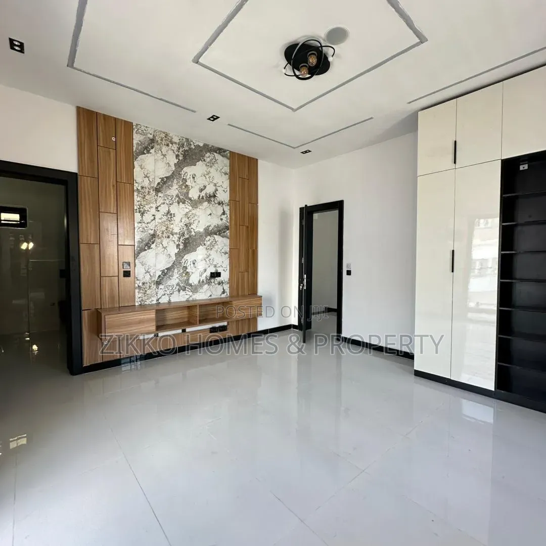 5bdrm Duplex in Ologolo for sale