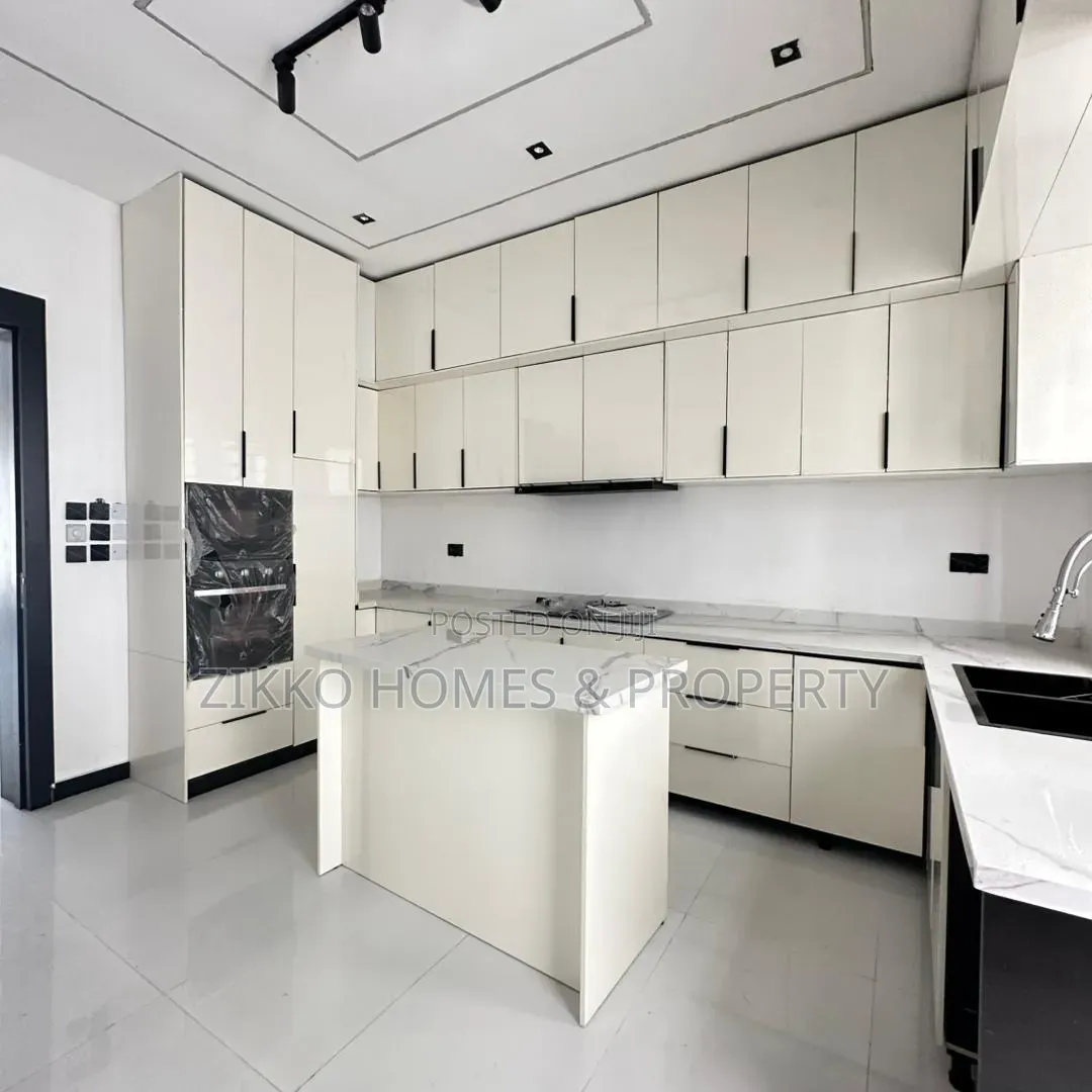 5bdrm Duplex in Ologolo for sale