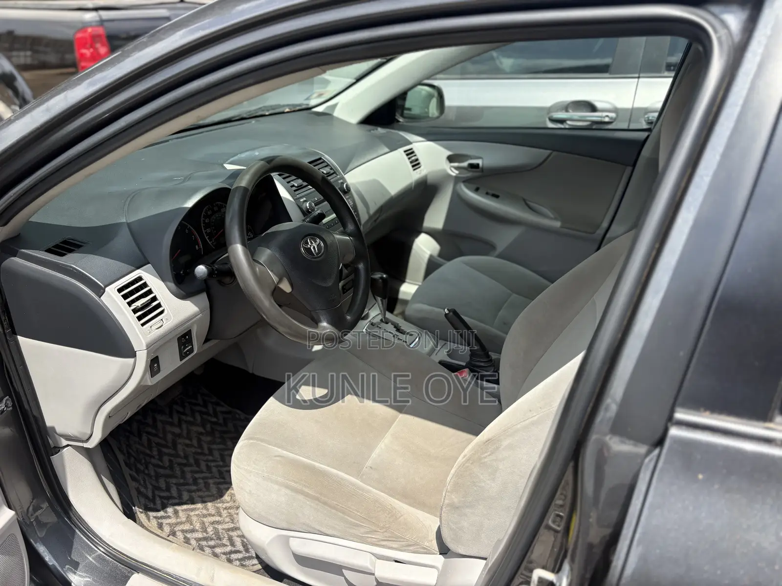 Toyota Corolla LE 4dr Sedan (1.8L 4cyl 4A) 2011 Gray
