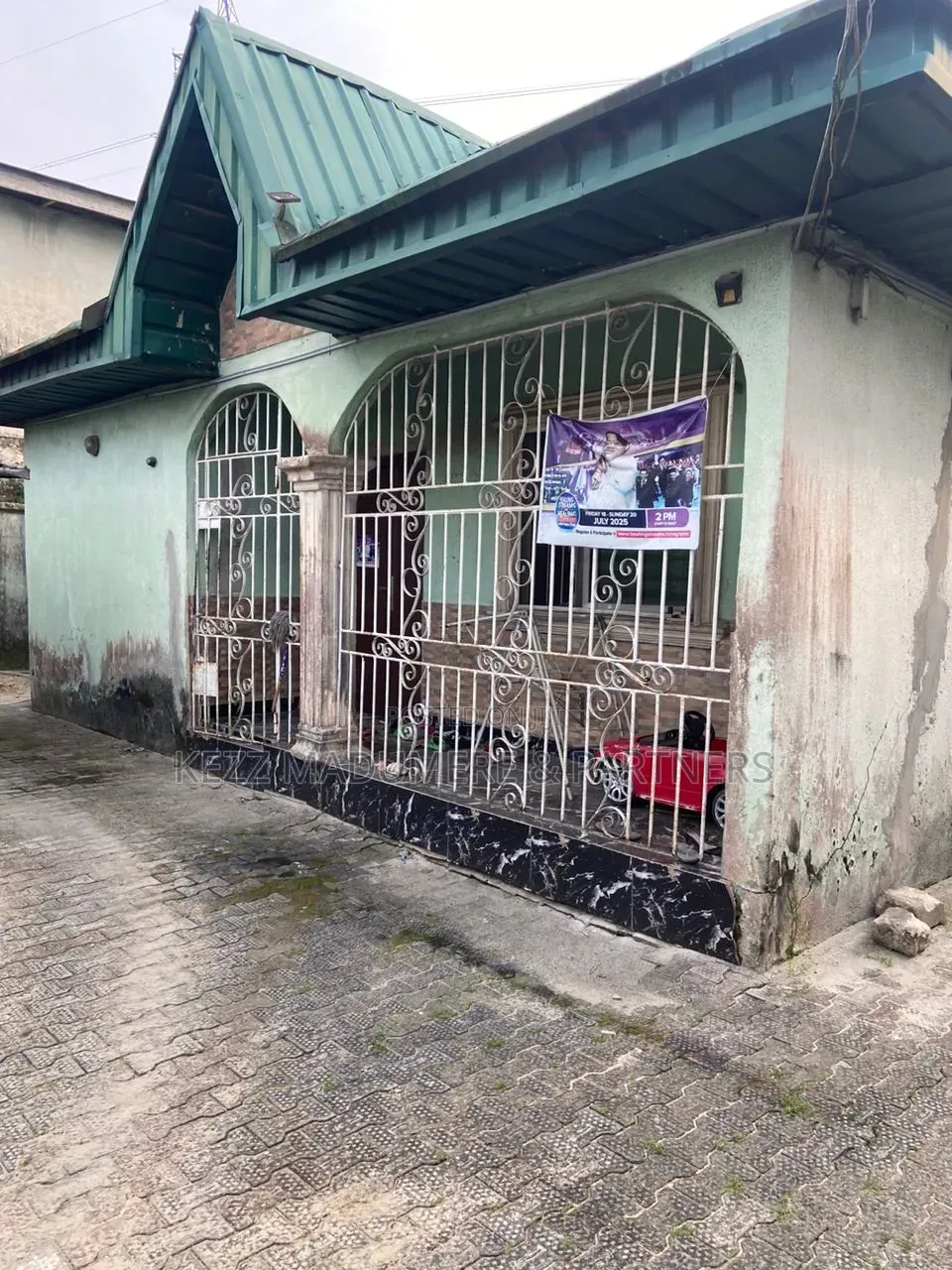 6bdrm Bungalow in Uti , Effurun , Off for sale