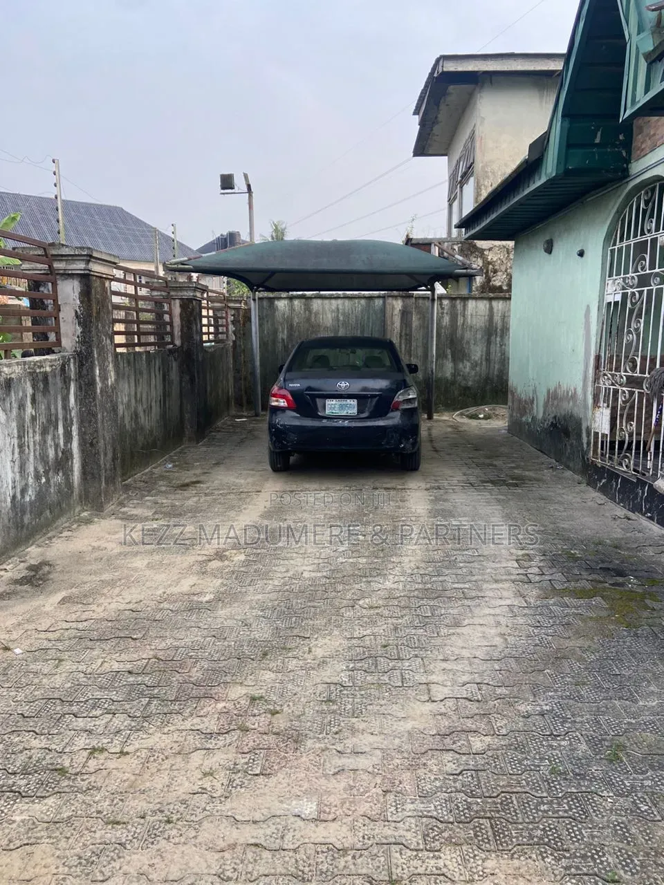 6bdrm Bungalow in Uti , Effurun , Off for sale
