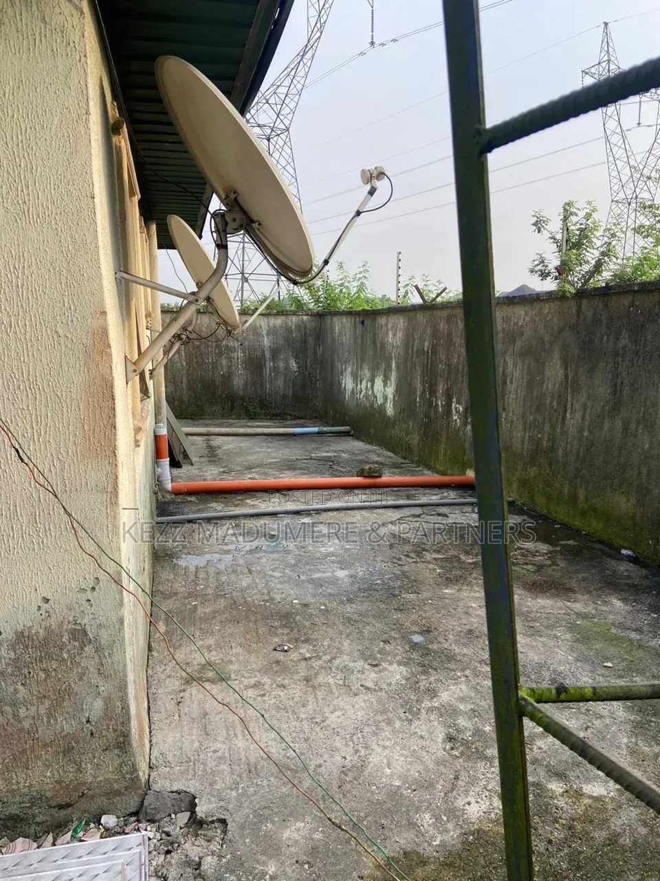 6bdrm Bungalow in Uti , Effurun , Off for sale