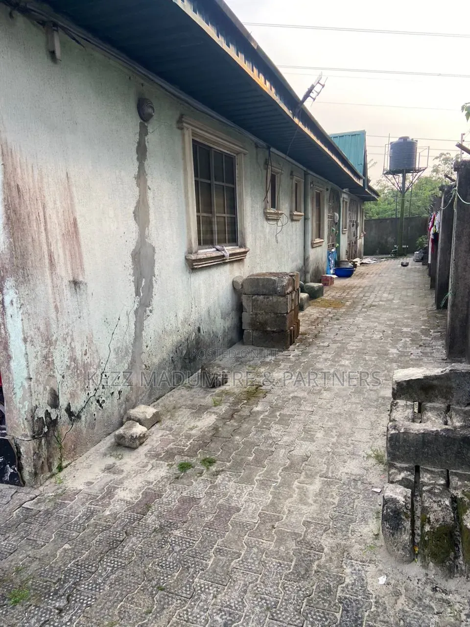 6bdrm Bungalow in Uti , Effurun , Off for sale