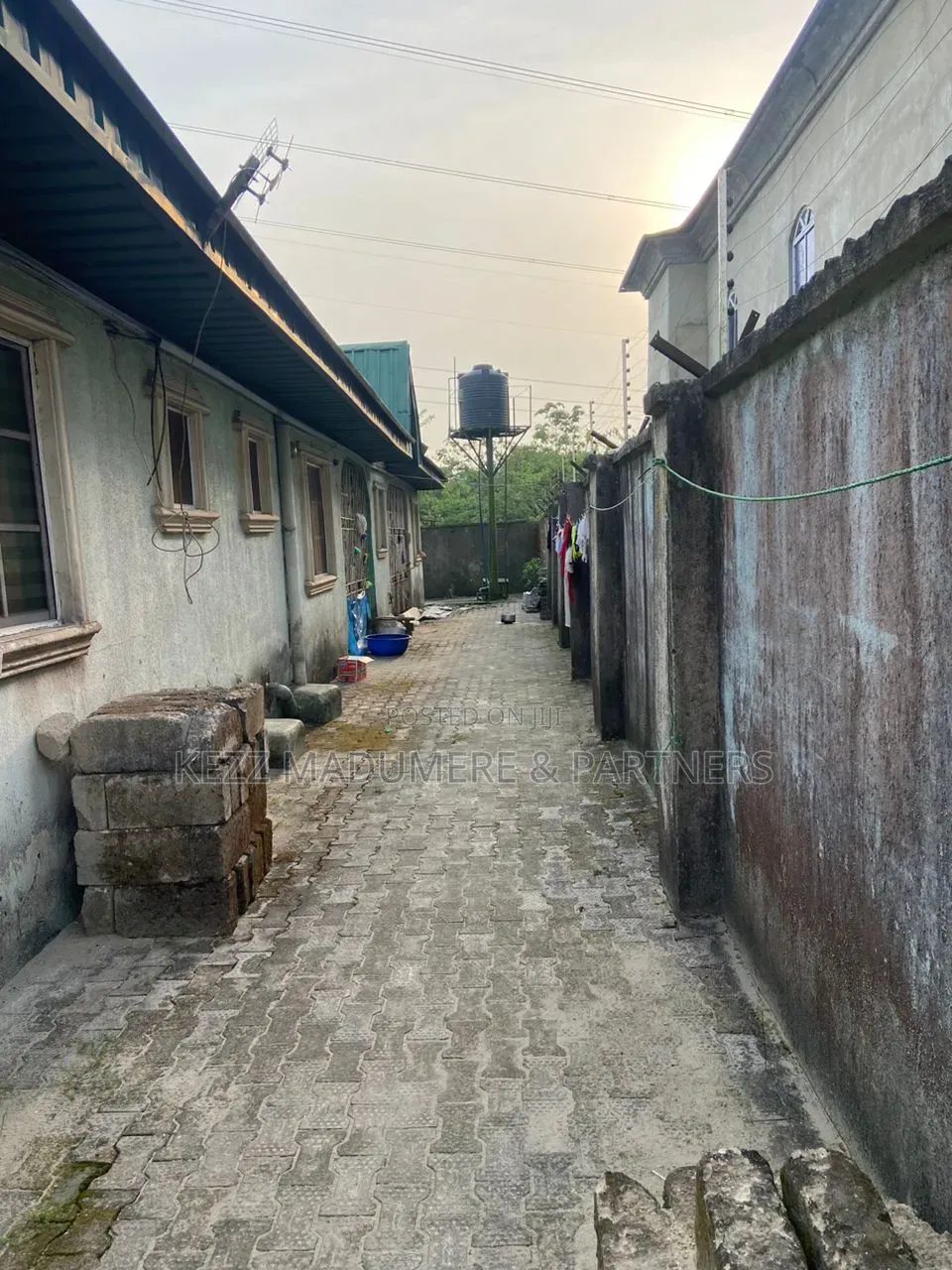 6bdrm Bungalow in Uti , Effurun , Off for sale