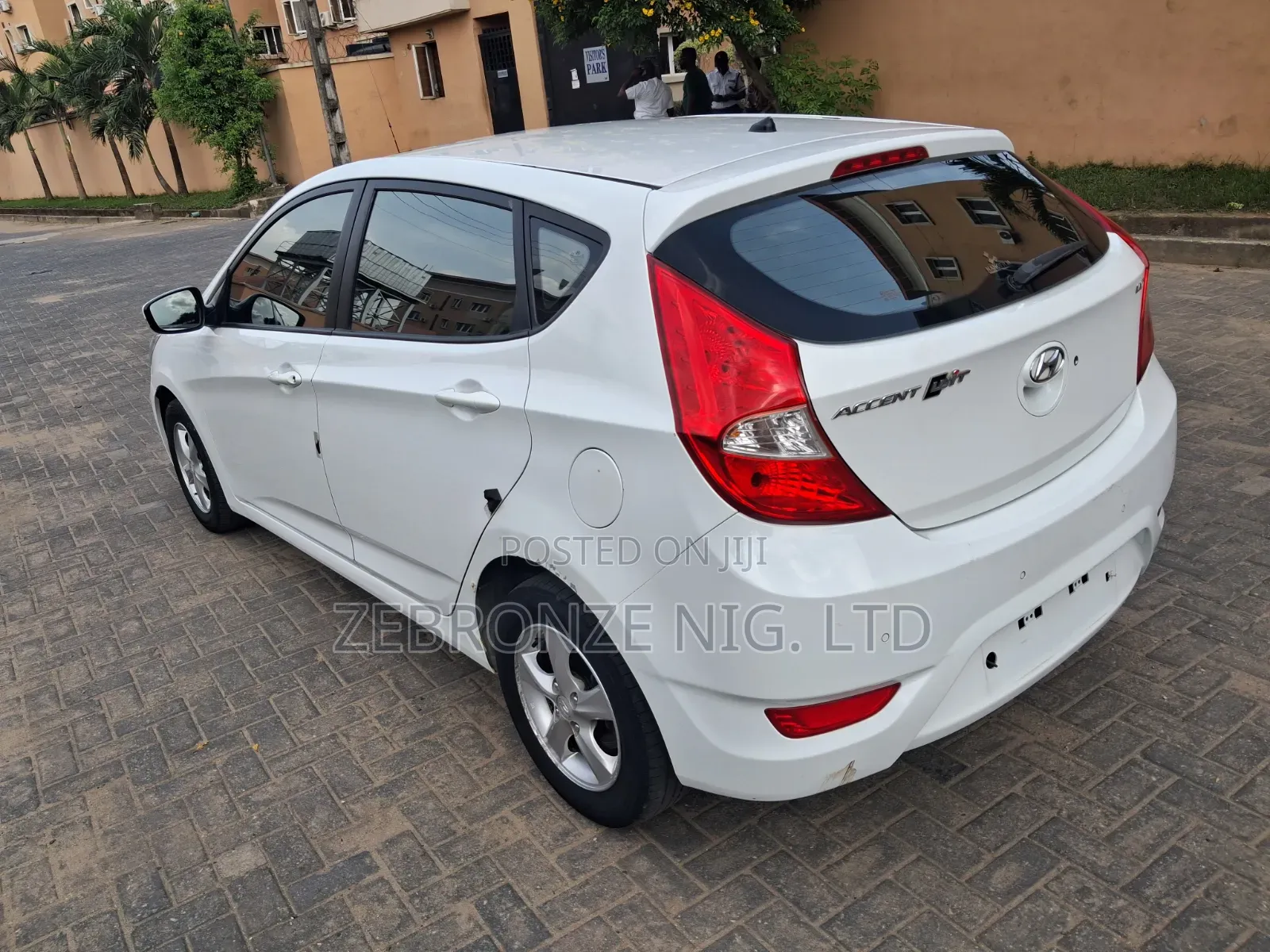 Hyundai Accent SE Hatchback 2016 White