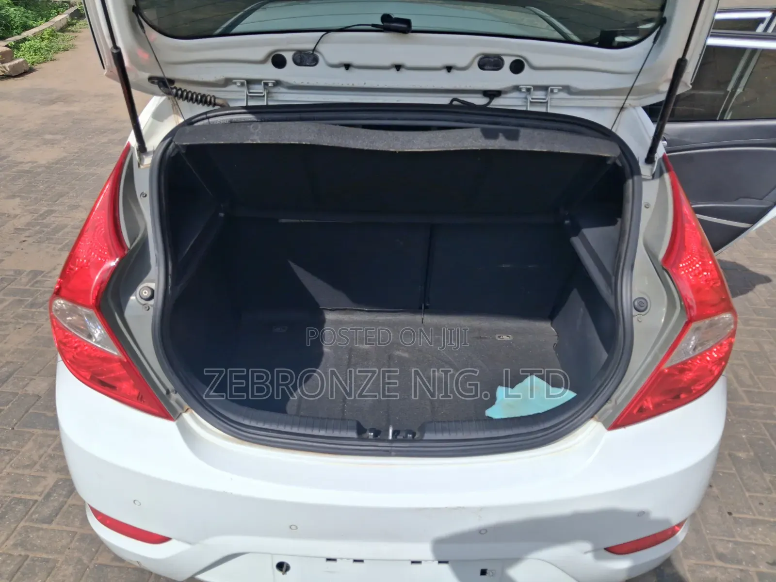 Hyundai Accent SE Hatchback 2016 White