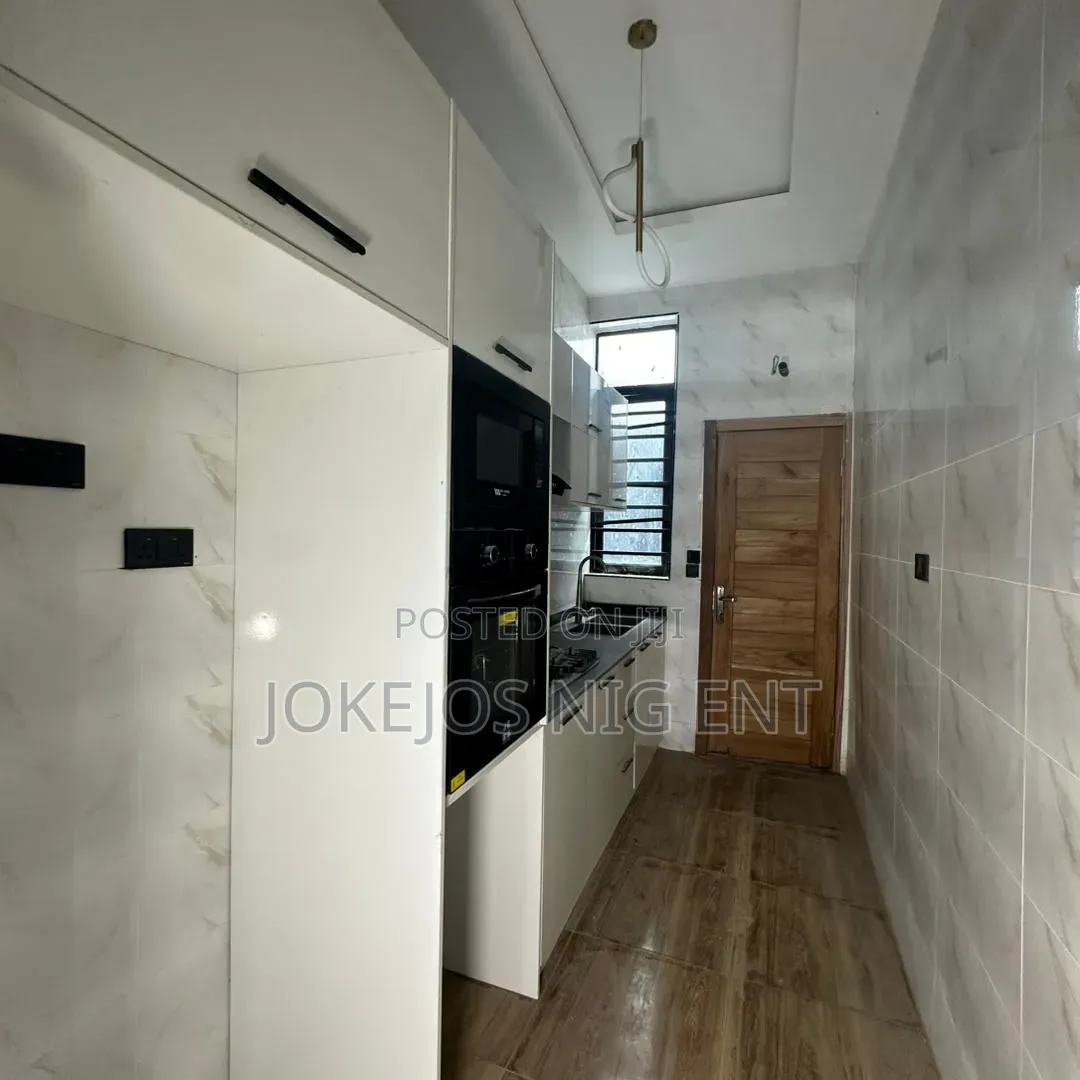 4bdrm Townhouse/Terrace in Ikota, Chevron for sale