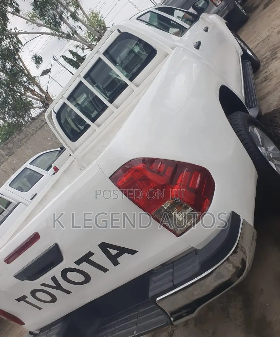 Toyota Hilux 2018 White