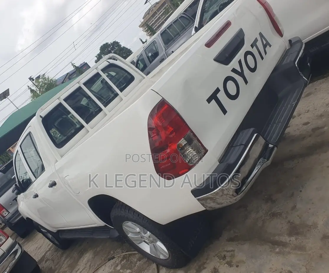 Toyota Hilux 2018 White