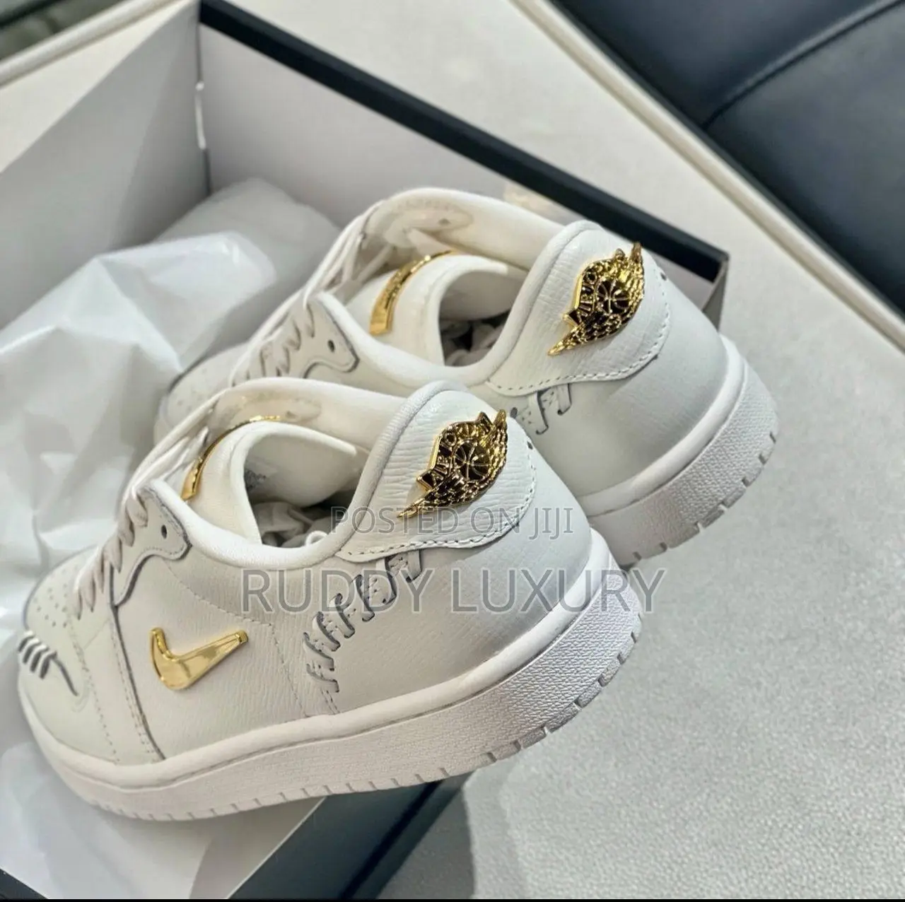 Air Jordan 1 /Buy One, Get a Free Sock