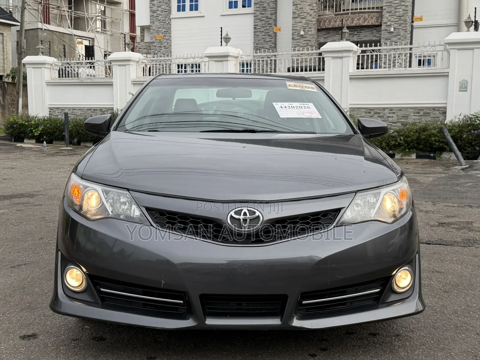 Toyota Camry SE 4dr Sedan (2.5L 4cyl 6A) 2012 Gray