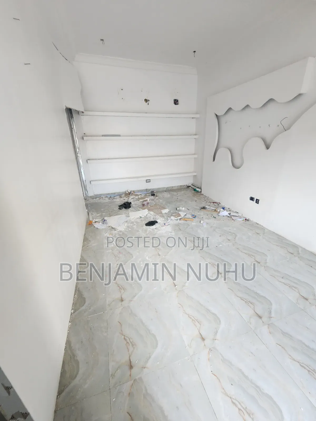 44sqm Shop for Sale in a Busy & Strategy Location