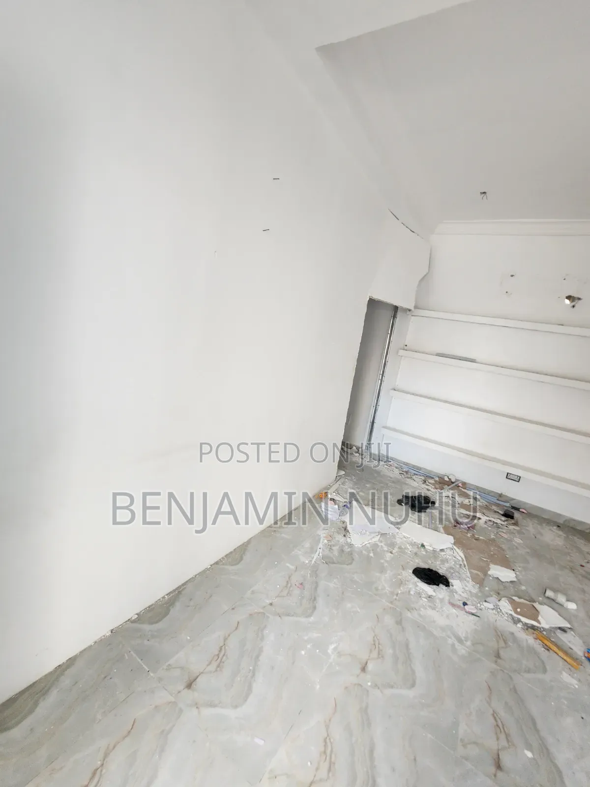 44sqm Shop for Sale in a Busy & Strategy Location