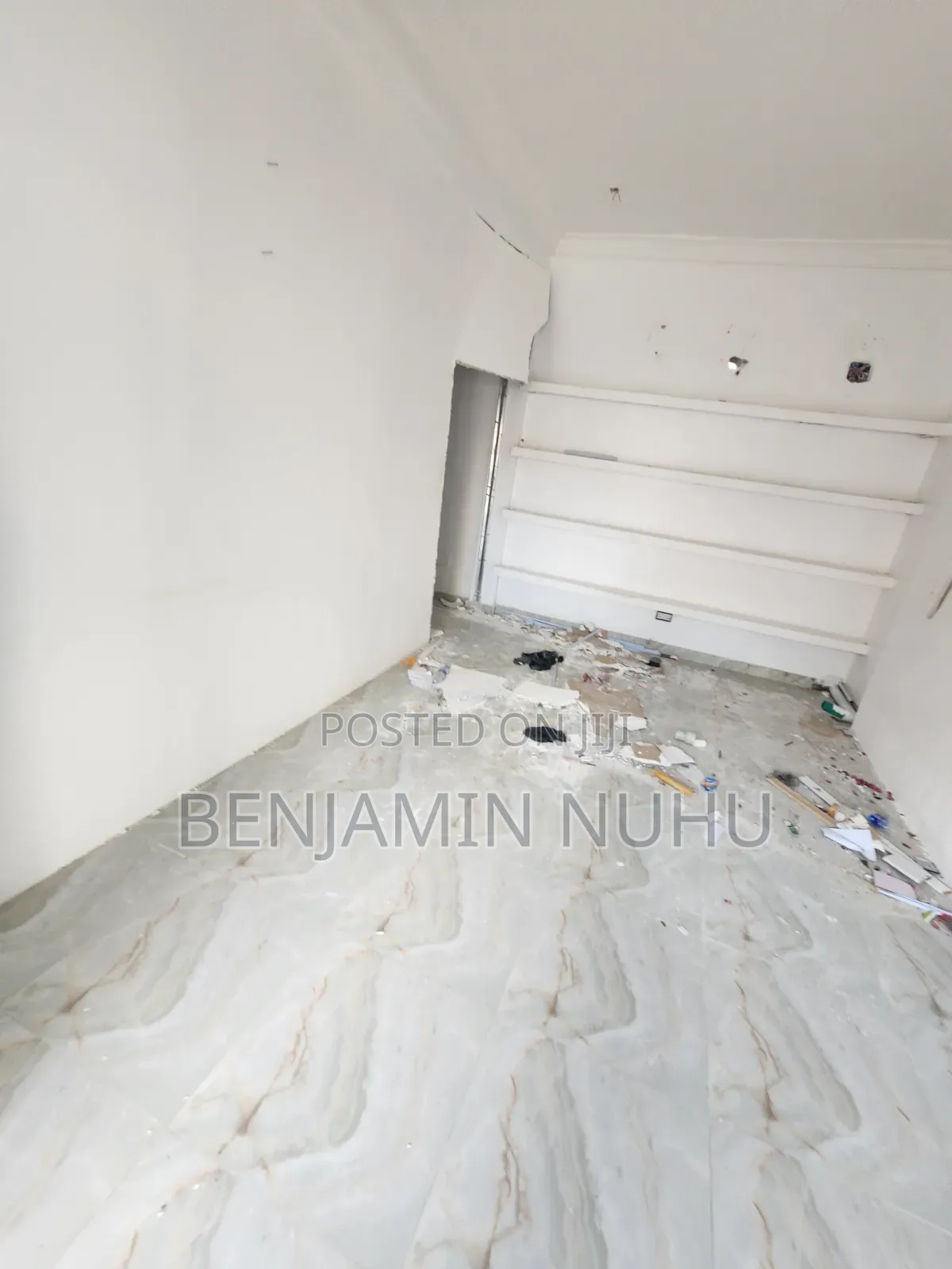 44sqm Shop for Sale in a Busy & Strategy Location