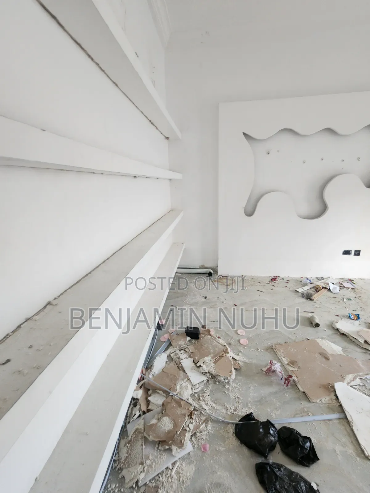 44sqm Shop for Sale in a Busy & Strategy Location
