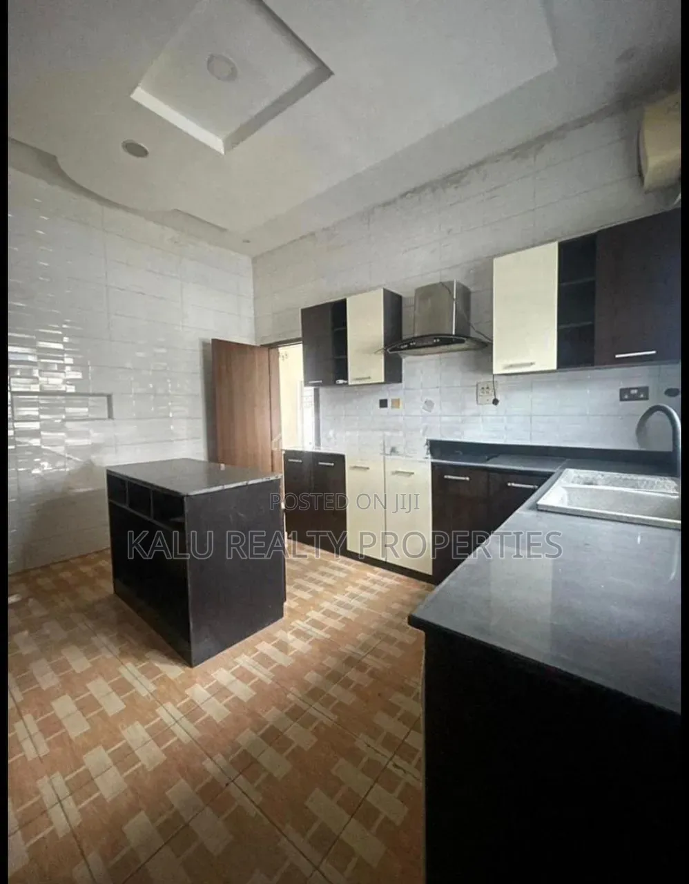 5bdrm Duplex in Osapa London for sale