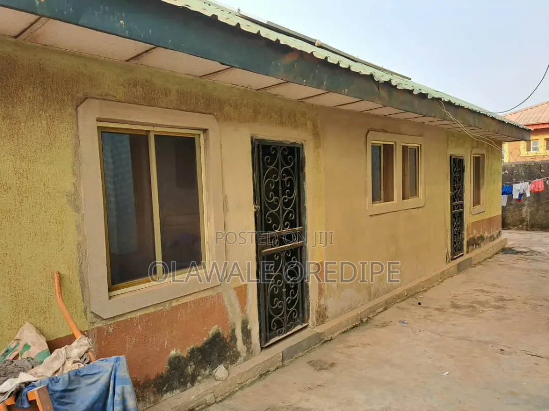 Furnished 6bdrm Duplex in Igbogbo for sale
