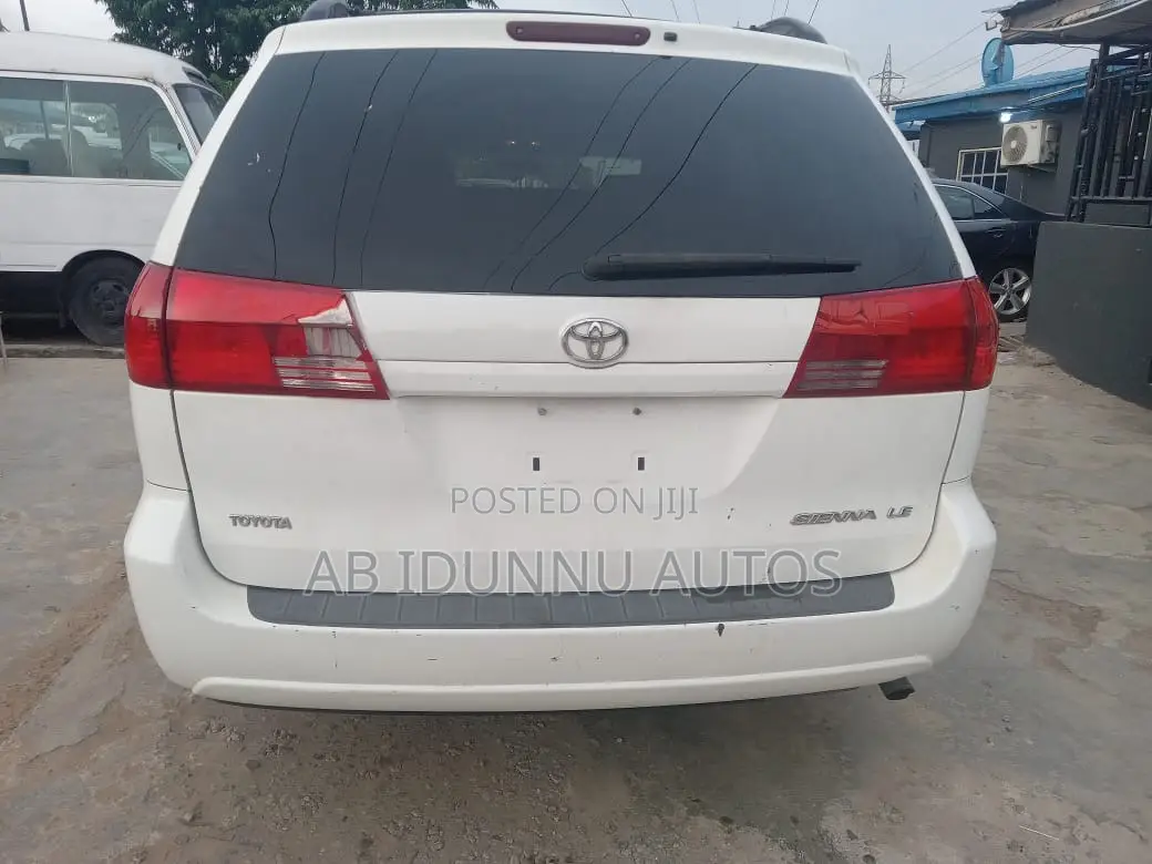 Toyota Sienna 2004 White