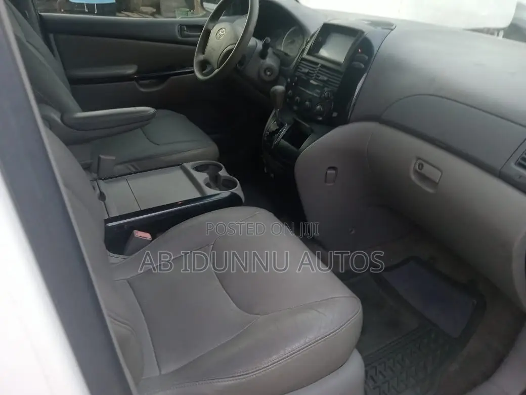 Toyota Sienna 2004 White