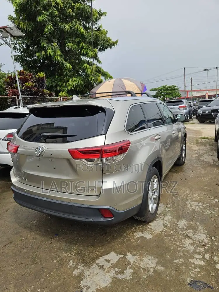 Toyota Highlander Limited Platinum 4dr SUV (3.5L 6cyl 6A) 2015 Gold