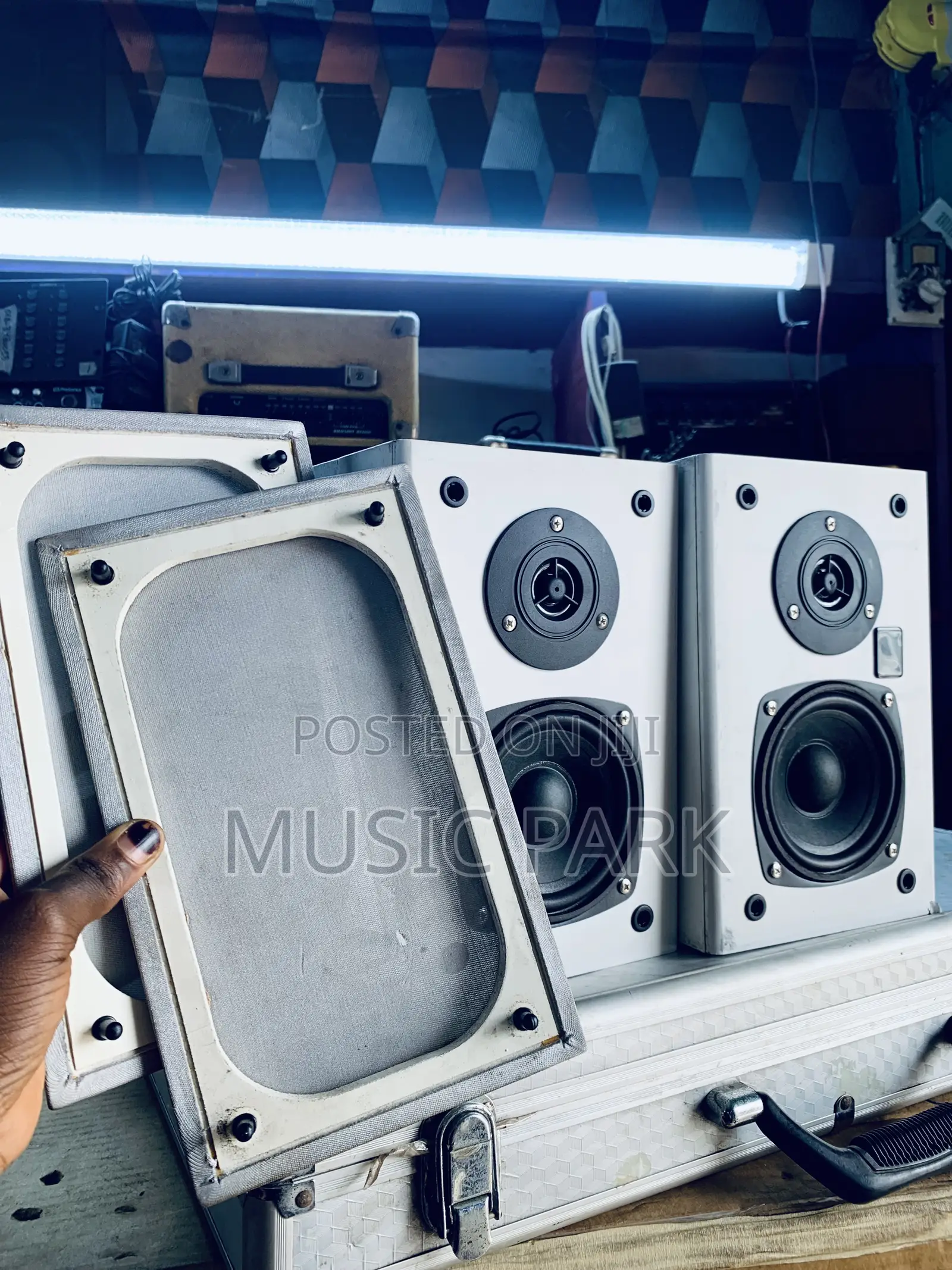 Vision Av-1000 Powered Studio Speakers Lagos