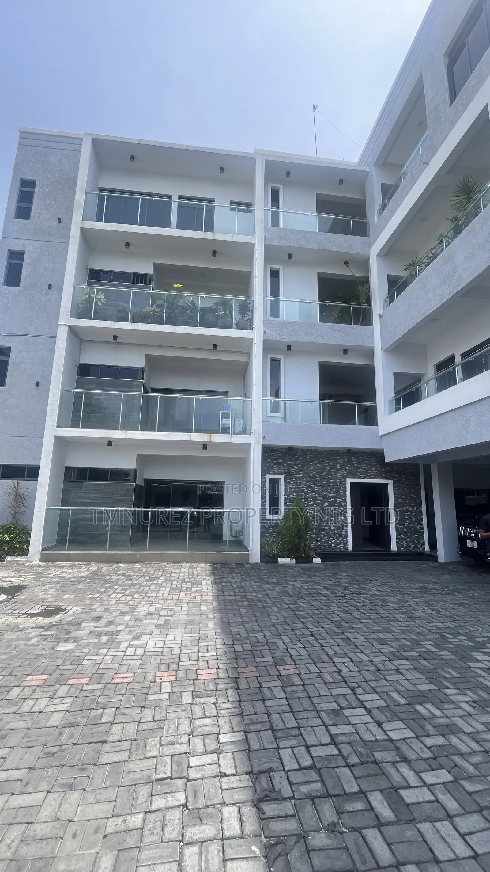 3bdrm Apartment in Off Admiralty, Lekki Phase 1 for rent