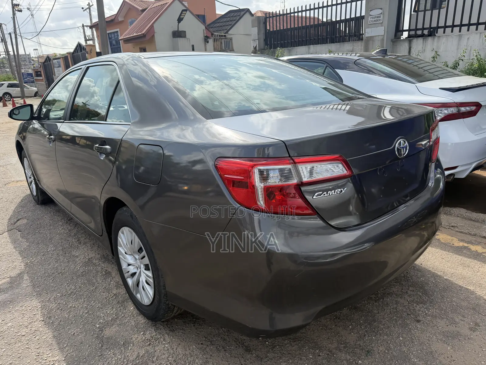 Toyota Camry LE 4dr Sedan (2.5L 4cyl 6A) 2012 Gray