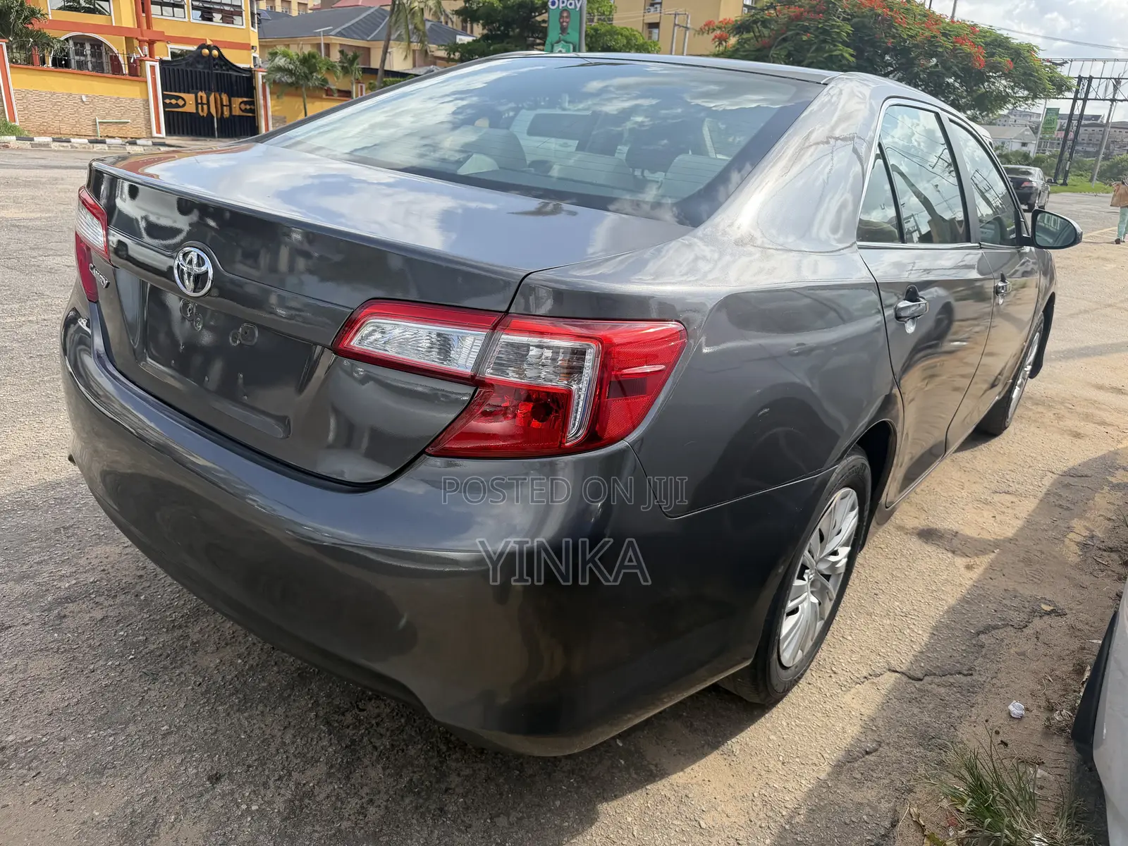 Toyota Camry LE 4dr Sedan (2.5L 4cyl 6A) 2012 Gray