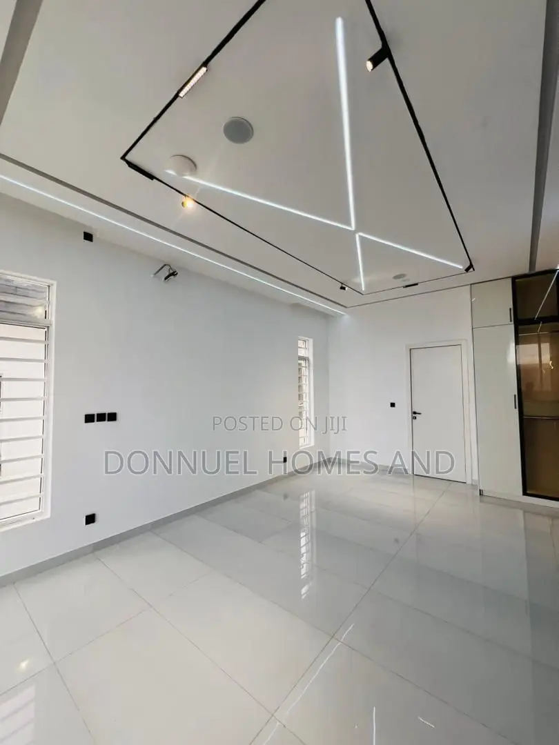 5bdrm Duplex in Ologolo for sale