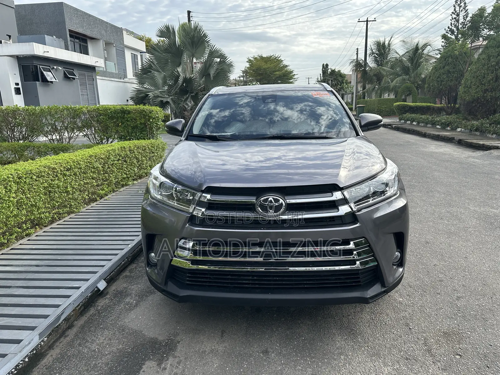 Toyota Highlander XLE 4x4 V6 (3.5L 6cyl 8A) 2017 Gray