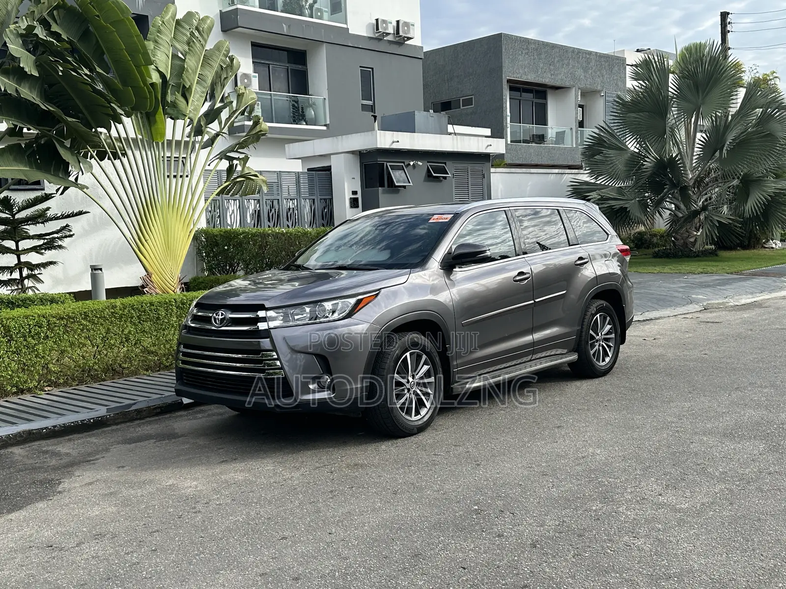 Toyota Highlander XLE 4x4 V6 (3.5L 6cyl 8A) 2017 Gray