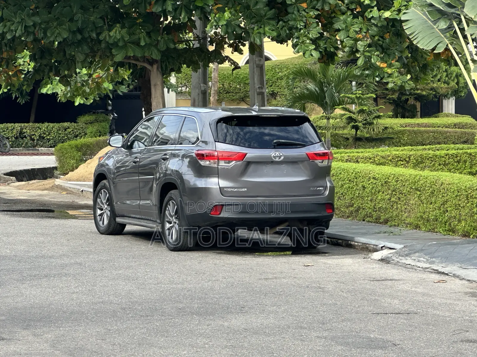 Toyota Highlander XLE 4x4 V6 (3.5L 6cyl 8A) 2017 Gray