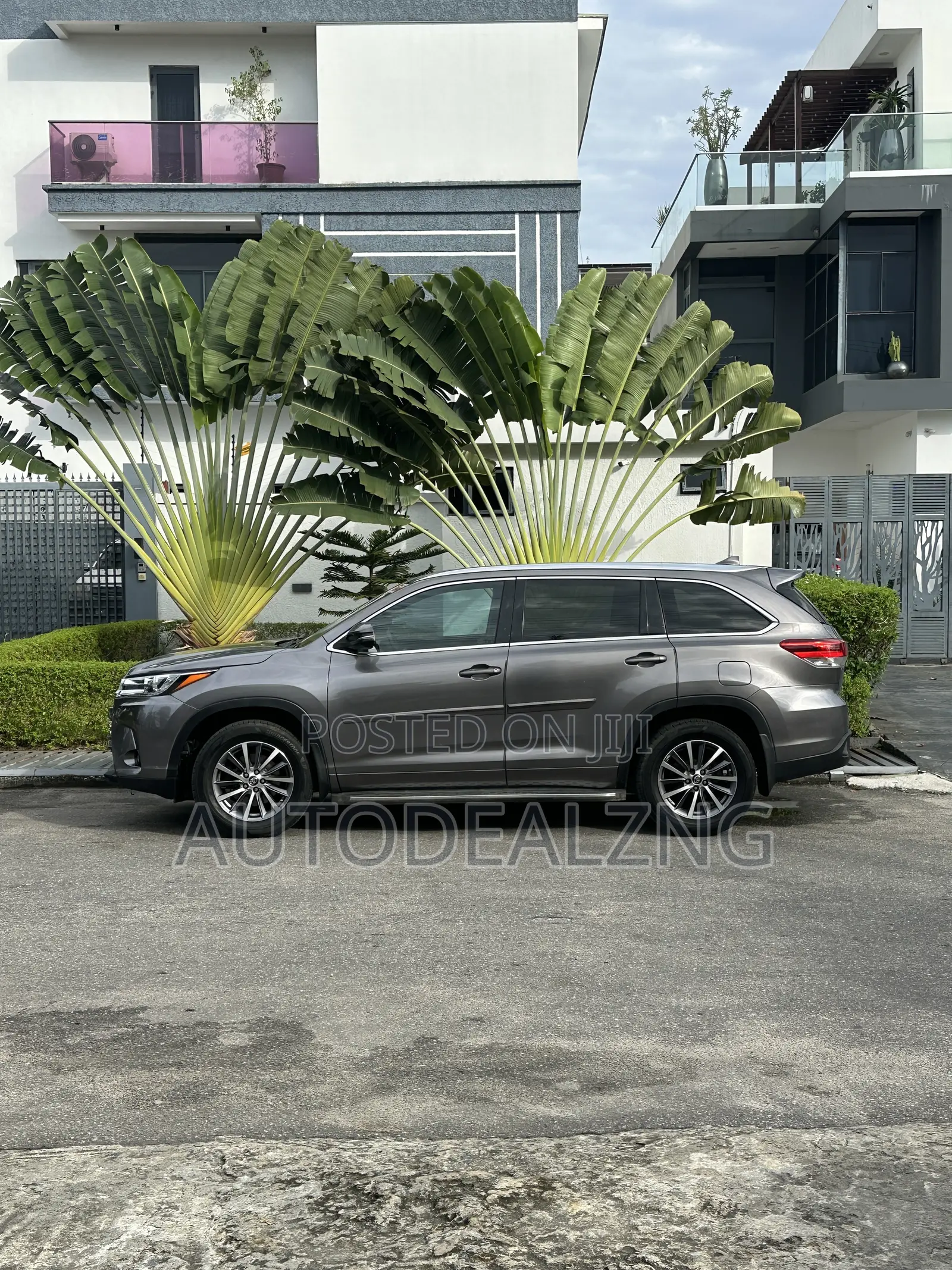 Toyota Highlander XLE 4x4 V6 (3.5L 6cyl 8A) 2017 Gray