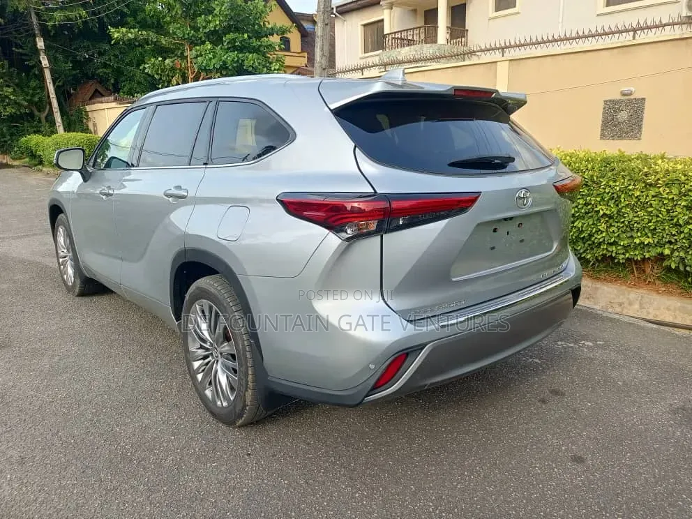 Toyota Highlander Platinum AWD 2024 Silver