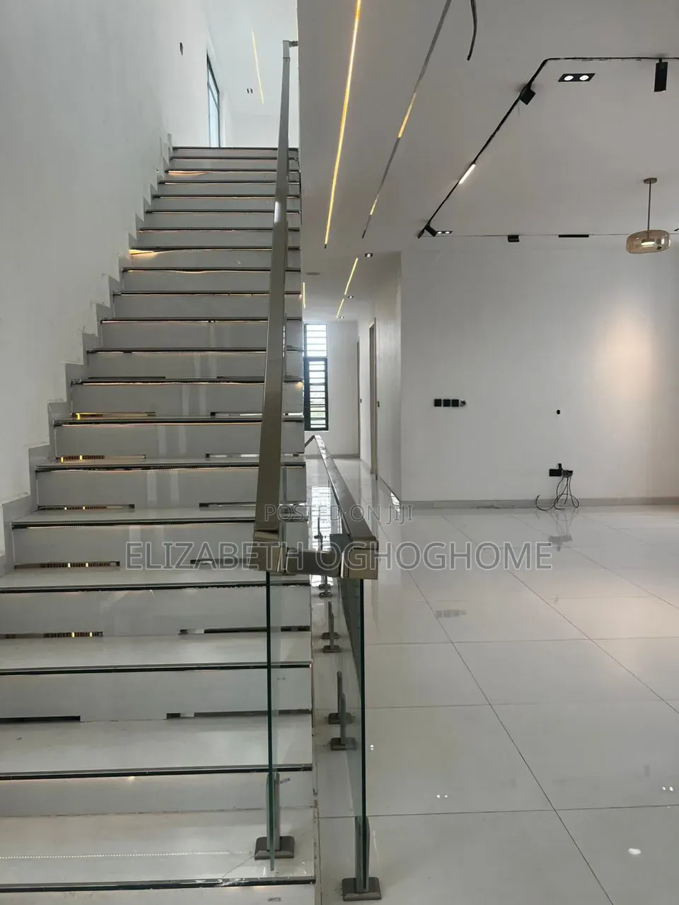 6bdrm Duplex in Chevron for sale
