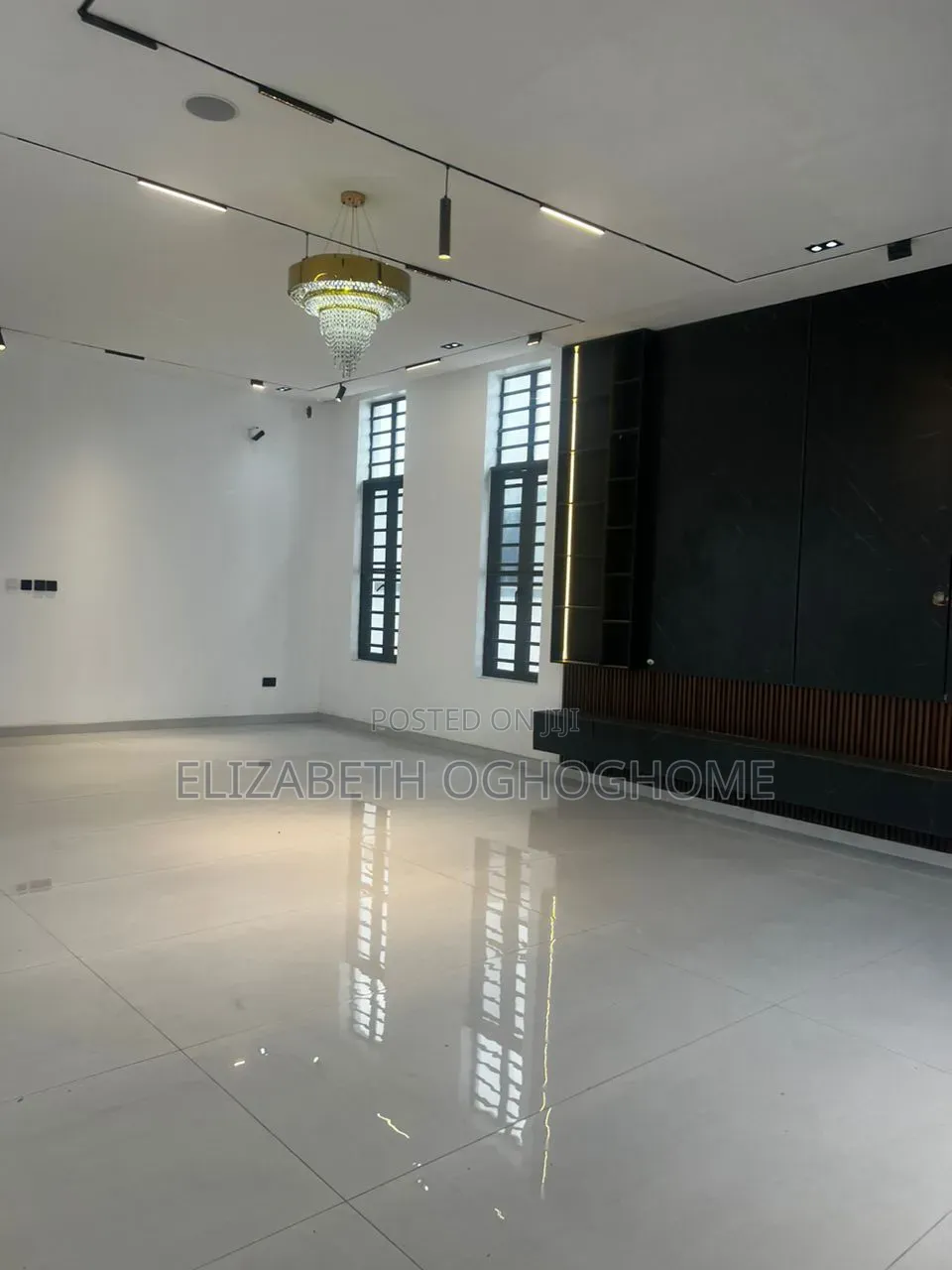 6bdrm Duplex in Chevron for sale