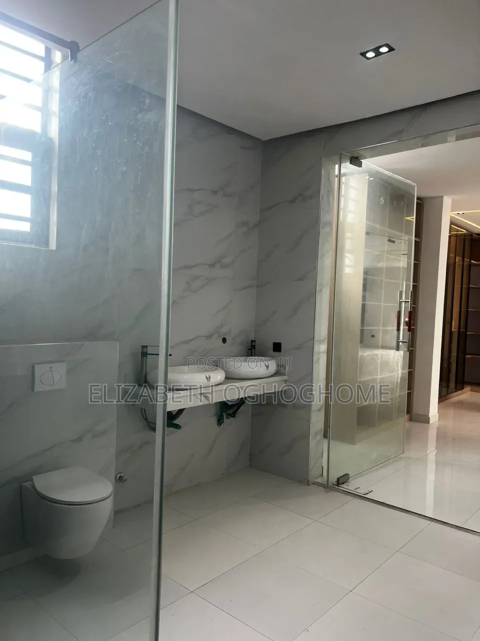6bdrm Duplex in Chevron for sale