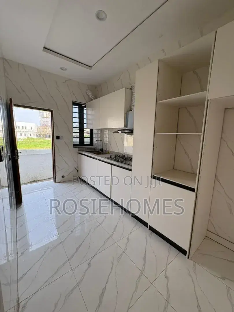 3bdrm Bungalow in View Estate, Olokonla for sale